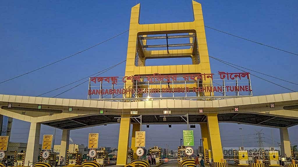 প্রথম দিন টানেল পাড়ি দিয়েছে ৩০৮৯ গাড়ি, টোল আদায় ৬ লাখ টাকা