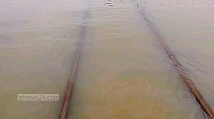 বর্ষণে তলিয়ে যাওয়ায় কিশোরগঞ্জ-ভৈরব লাইনে বন্ধ ট্রেন চলল ৪ ঘণ্টা পর