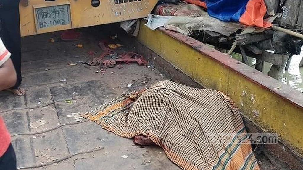 বরিশালে লরি চাপায় গৃহবধূর মৃত্যু, স্বামী-মা আহত