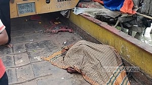বরিশালে লরি চাপায় গৃহবধূর মৃত্যু, স্বামী-মা আহত