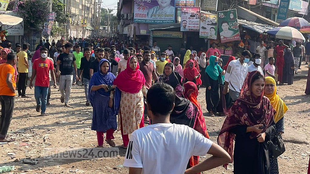 কালিয়াকৈরে পুলিশ ফাঁড়িতে পোশাক শ্রমিকদের হামলা, মহাসড়ক অবরোধ