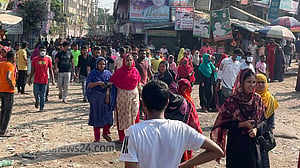 কালিয়াকৈরে পুলিশ ফাঁড়িতে পোশাক শ্রমিকদের হামলা, মহাসড়ক অবরোধ