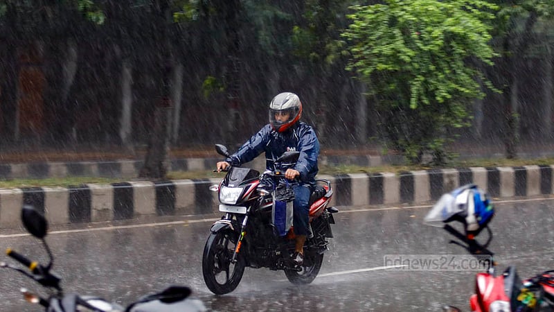 ঢাকার শহীদ ক্যাপ্টেন এম মনসুর আলী এভিনিউতে সোমবার দুপুরে বৃষ্টির মধ্যে এক মোটর সাইকেল চালক।&amp;nbsp;ছবি: মাহমুদ জামান অভি