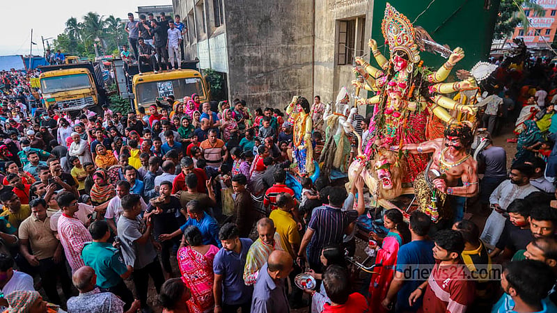 দুর্গা পূজার দশমী তিথিতে ঢাকায় মঙ্গলবার বুড়িগঙ্গা নদীতে বিসর্জনের মধ্য দিয়ে দেবীকে বিদায় জানান ভক্তরা।&amp;nbsp;ছবি: তাওহীদুজ্জামান তপু