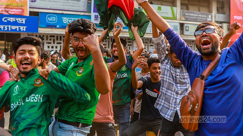 তানজিদ-লিটনের ব্যাটিং দেখে টিএসসিতে বাঁধভাঙা উল্লাসে মেতে ওঠে ক্রিকেটপ্রেমী।&amp;nbsp;ছবি: তাওহীদুজ্জামান তপু