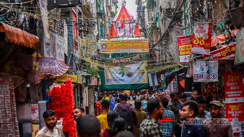 দুর্গা পূজার নবমীর বিকালে ঢাকার শাঁখারিবাজার এলাকায় দর্শনার্থীদের ভিড়।&amp;nbsp;ছবি: তাওহীদুজ্জামান তপু