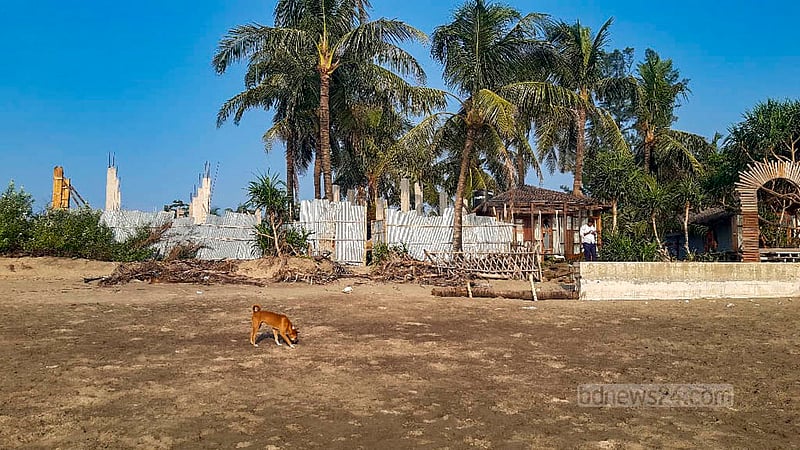 সেন্ট মার্টিন দ্বীপের উত্তর পাড়ায় সবার নজর থেকে আড়ালে স্থাপনা নির্মাণের জন্য চারদিকে টিনের বেড়া দিয়ে ঘিরে রাখা হয়েছে।