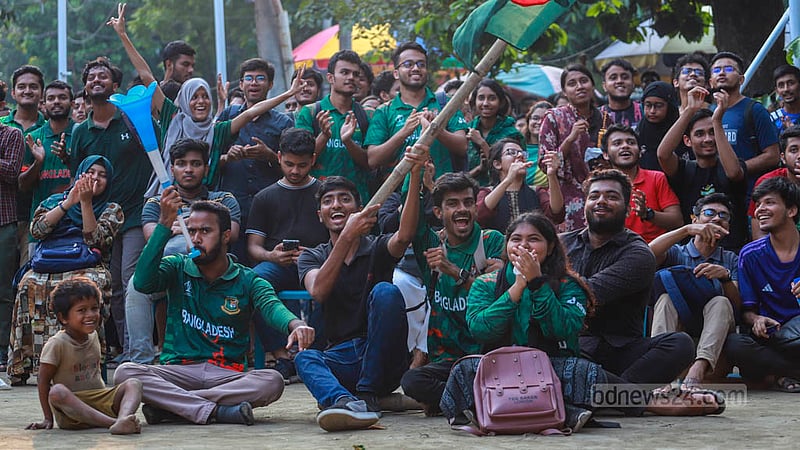 ঢাকা বিশ্ববিদ্যালয়ের টিএসসি প্রাঙ্গণে মঙ্গলবার দুপুরে একসঙ্গে বসে খেলা দেখেছেন শিক্ষার্থীরা।&amp;nbsp;ছবি: তাওহীদুজ্জামান তপু