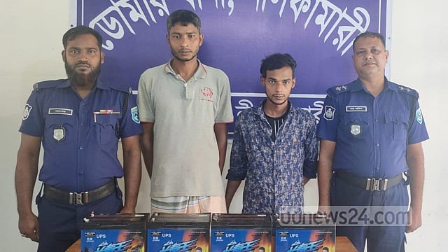 ‘নেশার টাকা যোগাতে’ বাবার ইজিবাইক চুরি, ছেলেসহ গ্রেপ্তার ২