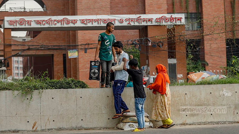 জাতীয় অর্থোপেডিক হাসপাতালের এই রোগীকেও ঝুঁকি নিয়ে উঁচু সড়ক বিভাজকে পার হতে হয়েছে। সেখানে নতুন করে বিভাজক তৈরি করা হলেও কোনো জেব্রা ক্রসিং রাখা হয়নি।&amp;nbsp;ছবি: মাহমুদ জামান অভি