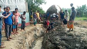 জলাবদ্ধতা: ভরাট করা খাল নিজেরাই কাটল গ্রামবাসী