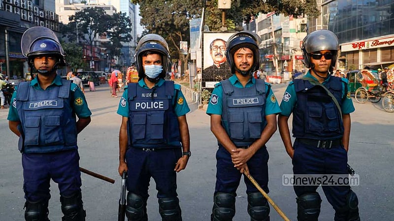 অবরোধের প্রথম দিন মঙ্গলবার সকালে ঢাকার উত্তরার আজমপুরে সড়কে পুলিশের সতর্ক অবস্থান।&amp;nbsp;ছবি: মাহমুদ জামান অভি