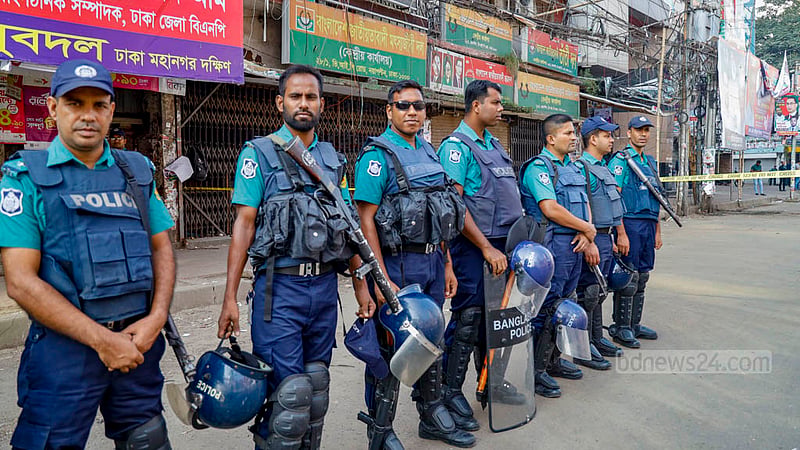 বিএনপি-জামায়াতের ডাকা হরতালের মধ্যে রোববার সকাল থেকে বিএনপি পার্টি অফিসের সামনে পুলিশের নিরাপত্তা ব্যবস্থা।&amp;nbsp;ছবি: মাহমুদ জামান অভি