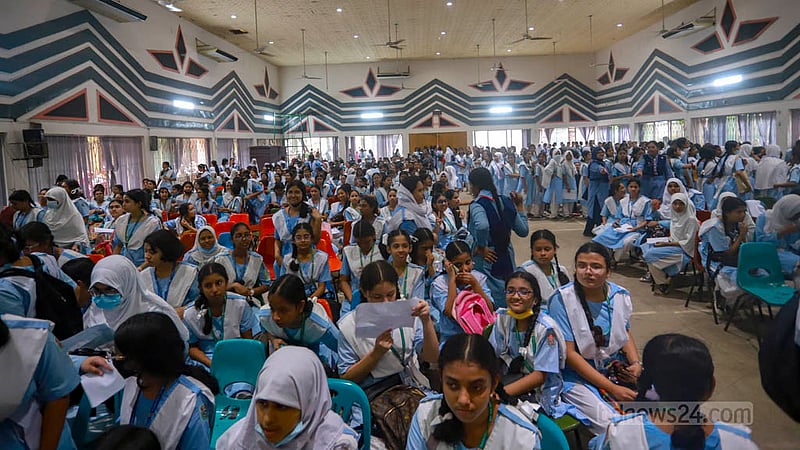 ঢাকার ভিকারুননিসা নূন স্কুল অ্যান্ড কলেজে রোববার সহস্রাধিক শিক্ষার্থীকে জরায়ুমুখ ক্যান্সারের টিকা দেওয়া হয়।&amp;nbsp;ছবি: তাওহীদুজ্জামান তপু