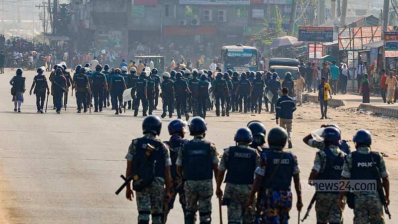 বেতন বৃদ্ধির দাবিতে মঙ্গলবার সকালে গাজীপুর চৌরাস্তা এলাকায় পোশাক শ্রমিকদের বিক্ষোভ চলাকালে সড়কে পুলিশের অবস্থান।&amp;nbsp;ছবি: মাহমুদ জামান অভি