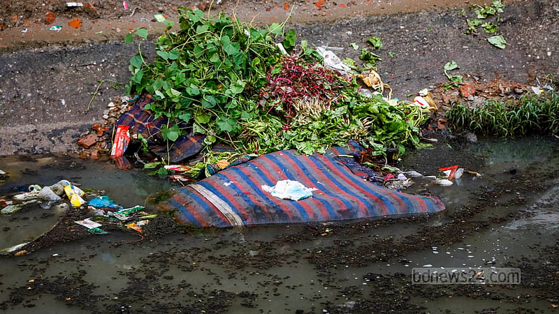 আশপাশের বাসিন্দাদের অসচেতনতার কারণে খাল ভরে যাচ্ছে নানা ধরনের ময়লা আবর্জনায়।&amp;nbsp;ছবি: মাহমুদ জামান অভি