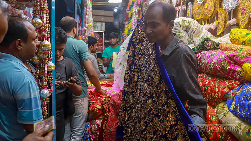 ক'দিন বাদেই দুর্গোৎসব, ঢাকার শাঁখারিবাজারের দোকানে শোভা পাচ্ছে দুর্গা প্রতিমা সাজানোর জন্য বিভিন্ন রঙের কাপড়।&amp;nbsp;ছবি: তাওহীদুজ্জামান তপু