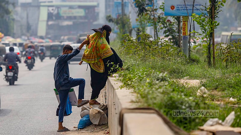 জাতীয় অর্থোপেডিক হাসপাতালের সামনে সড়ক বিভাজকে ক্রসিং না থাকায় অনেকটা পথ মাড়িয়ে যেতে হচ্ছে রোগী ও স্বজনদের। বাধ্য হয়ে অনেকেই ঝুঁকি নিয়ে উঁচু বিভাজক পার হচ্ছেন।&amp;nbsp;ছবি: মাহমুদ জামান অভি