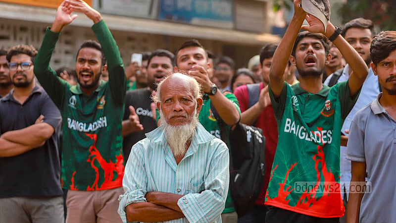 ঢাকা বিশ্ববিদ্যালয়ের টিএসসি প্রাঙ্গণে মঙ্গলবার দুপুর থেকে বাংলাদেশের খেলা দেখতে জড়ো হয়েছিলেন নানা শ্রেণির মানুষ।&amp;nbsp;ছবি: তাওহীদুজ্জামান তপু