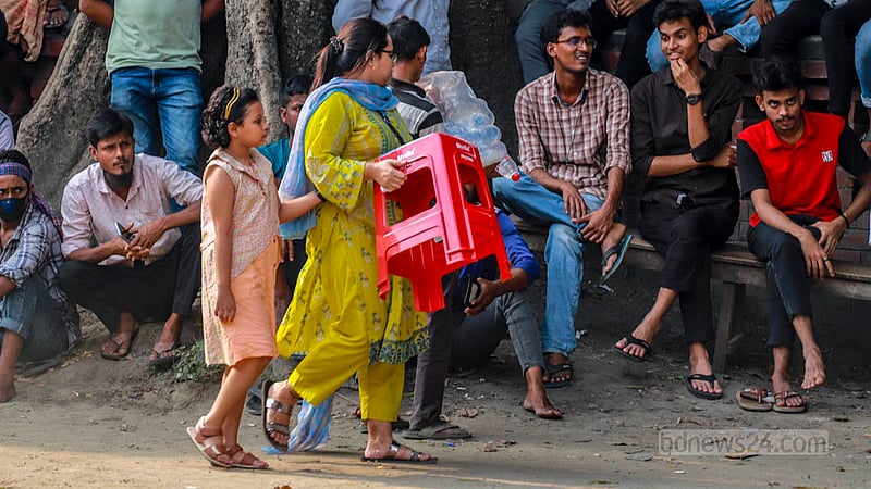 ঢাকা বিশ্ববিদ্যালয়ের টিএসসি প্রাঙ্গণে বৃহস্পতিবার বড়দের পাশাপাশি ‍শিশুরাও বাংলাদেশের খেলা দেখতে আসে।&amp;nbsp;&amp;nbsp;ছবি: তাওহীদুজ্জামান তপু
