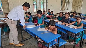 বিভাগীয় প্রাথমিক শিক্ষা পদক পেলেন ফরিদপুরের জেলা প্রশাসক