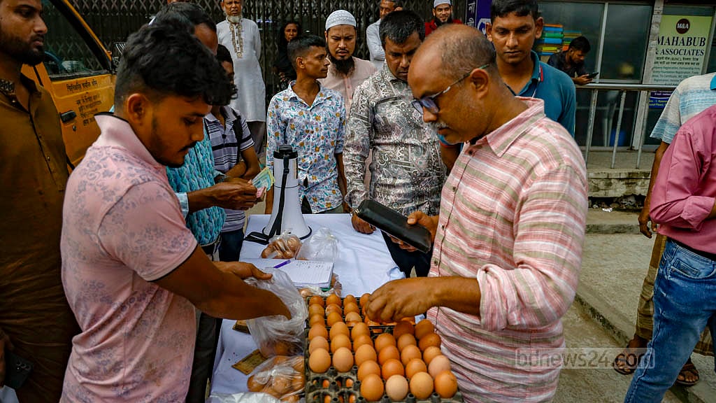 ট্রাক সেল শুরুর পর ‘পড়তির দিকে’ ডিমের দাম