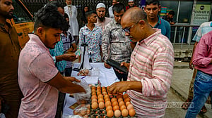 ট্রাক সেল শুরুর পর ‘পড়তির দিকে’ ডিমের দাম