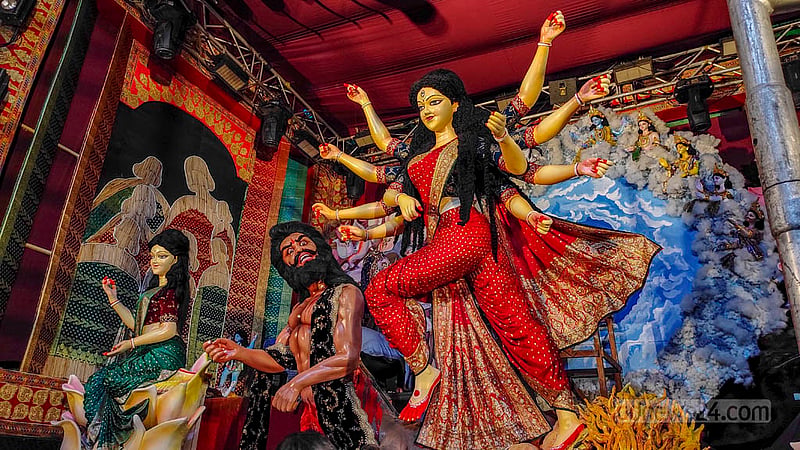 দুর্গা পূজার মণ্ডপটির সজ্জায় অন্তত ৩০০টি শাড়ি ব্যবহার করা হয়েছে। প্রতিটি শাড়িতেই আছে বঙ্গবাজারের সেই পোড়া ক্ষত।&amp;nbsp;ছবি:সৌরভ হোসেন সিয়াম