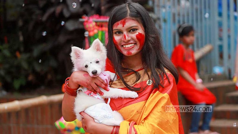 দুর্গোৎসবের দশমীতে প্রতিমা বিসর্জনের আগে মঙ্গলবার ঢাকেশ্বরী মন্দিরে সিঁদুর খেলায় পোষা কুকুরটিকেও সঙ্গী করেছিলেন এই নারী।