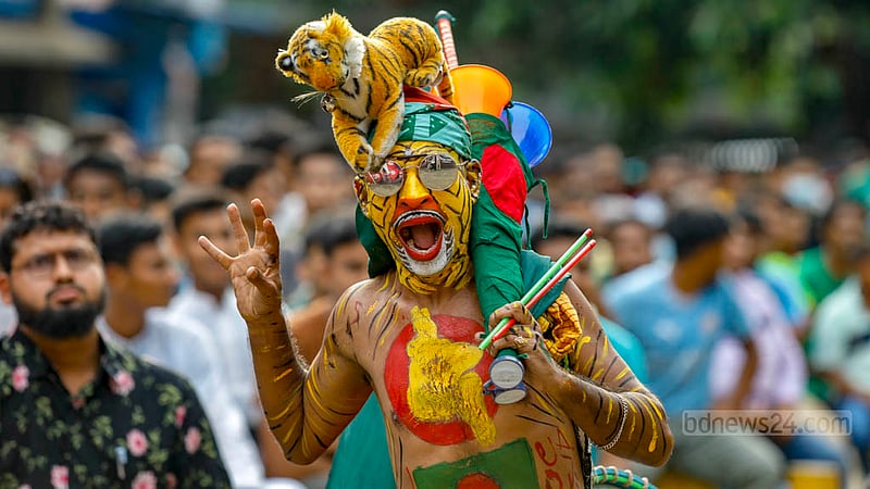 বিশ্বকাপে মঙ্গলবার দক্ষিণ আফ্রিকার বিপক্ষে খেলার সময় টিএসসির বড় পর্দার সামনে বাঘের সাজে এক ক্রিকেটপ্রেমী।&amp;nbsp;ছবি: মাহমুদ জামান অভি