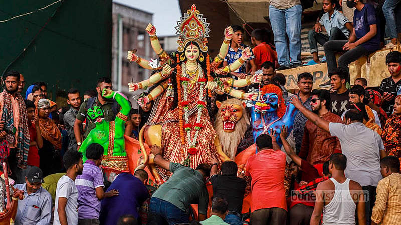 বাদ্য আর অশ্রুভেজা ভালোবাসায় বিসর্জনের মধ্য দিয়ে এক বছরের জন্য দেবীকে বিদায় জানান ভক্তরা।&amp;nbsp;ছবি: তাওহীদুজ্জামান তপু