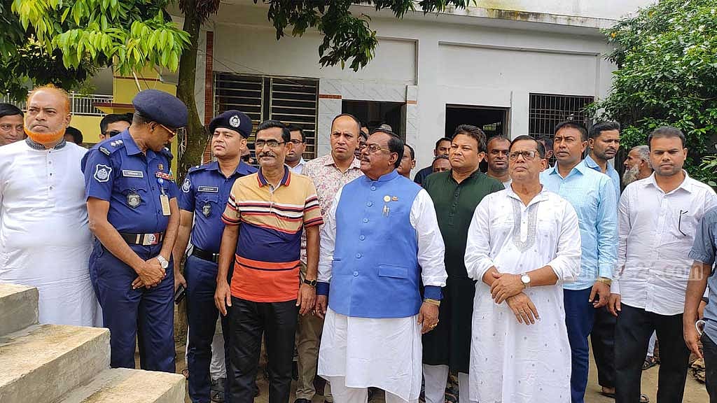 এখন পূজায় আর আতঙ্কে থাকতে হয় না: খাদ্যমন্ত্রী
