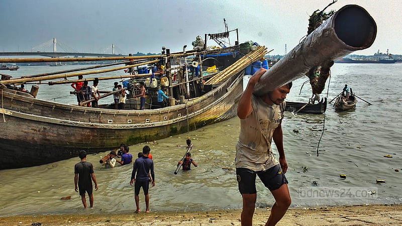 চট্টগ্রাম ফিসারিঘাটে নৌকা থেকে মাছ ধরার সব ধরনের সরঞ্জাম নামিয়ে নিচ্ছেন জেলেরা। ইলিশের নিরাপদ প্রজনন নিশ্চিতে বুধবার মধ্যরাত থেকে সাগরে মাছ ধরা বন্ধ হচ্ছে।&amp;nbsp;ছবি: সুমন বাবু