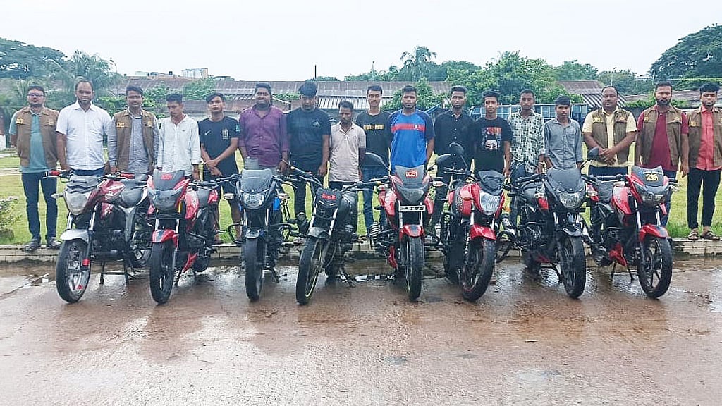 মোটর সাইকেল চুরিতে ছাত্ররাও