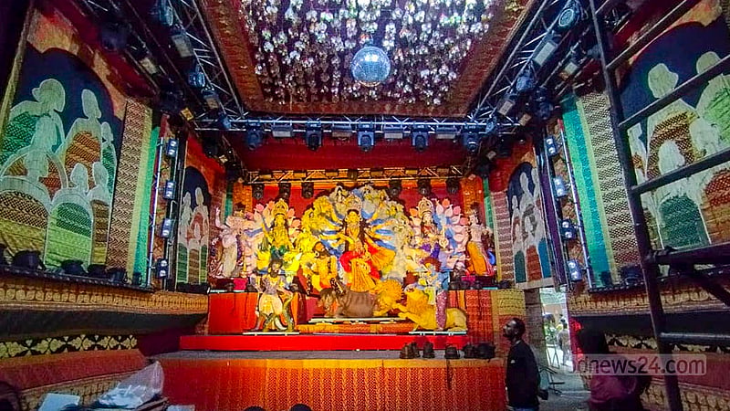 নারায়ণগঞ্জ শহরের টানবাজার সাহাপাড়ার এ মণ্ডপটির চারপাশ সাজানো হয়েছে বঙ্গবাজারে আগুনে পুড়ে যাওয়া শাড়ি দিয়ে।&amp;nbsp;ছবি:সৌরভ হোসেন সিয়াম