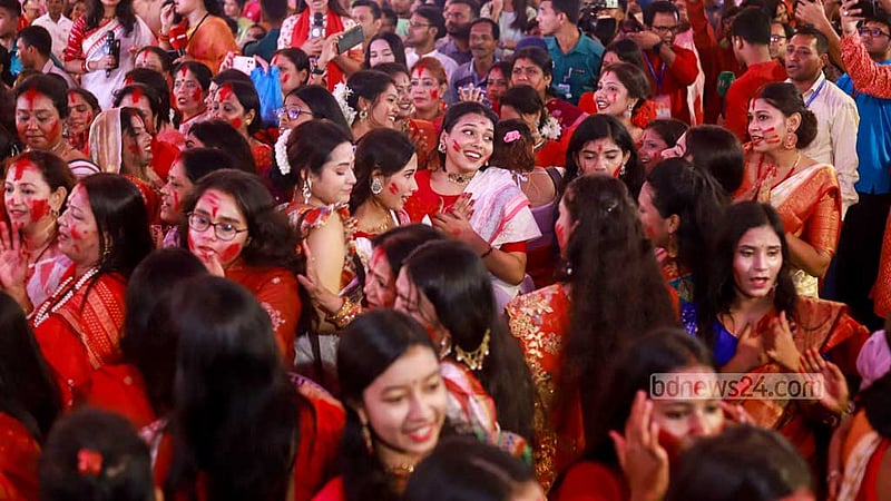 বিসর্জনের আগে মঙ্গলবার ঢাকেশ্বরী মন্দিরে গানের তালে তালে চলছে রঙের খেলা।