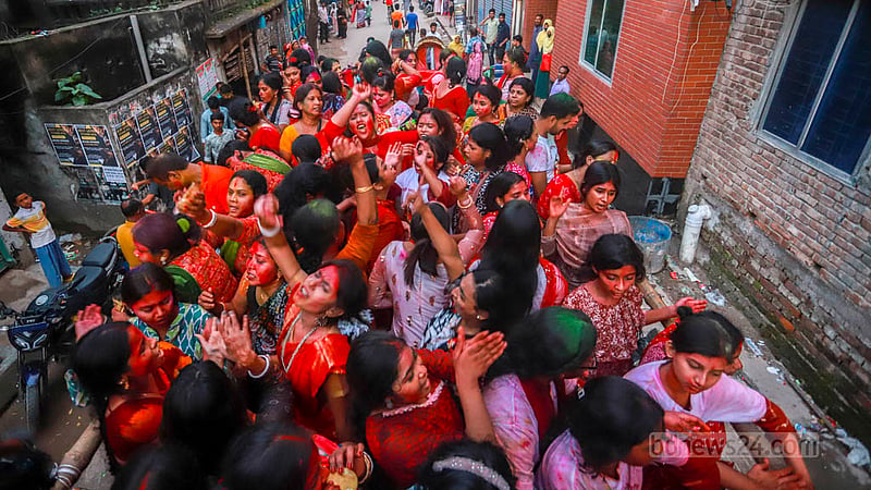 ‘মাতৃরূপী’ দেবীর ‘দেবালয়ে’ ফেরার দিনে মঙ্গলবার ঢাকের বাদ্যের সঙ্গে তাল মিলিয়ে নেচে-গেয়ে ঢাকার বছিলায় বুড়িগঙ্গা নদীতে প্রতিমা বিসর্জনে সনাতন ধর্মাবলম্বীরা।&amp;nbsp;ছবি: তাওহীদুজ্জামান তপু