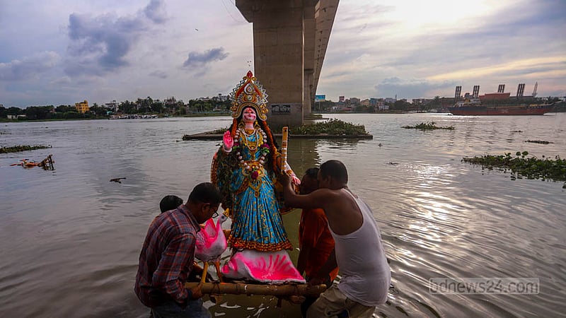 ঢাকার বছিলায় বুড়িগঙ্গা নদীতে মঙ্গলবার বিকালে প্রতিমা বিসর্জনের মধ্য দিয়ে দেবী দুর্গাকে বিদায় জানান সনাতন ধর্মাবলম্বীরা।&amp;nbsp;ছবি: তাওহীদুজ্জামান তপু