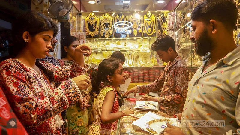 দুর্গাপূজা উপলক্ষে পুরান ঢাকার শাঁখারিবাজারের একটি গহনার দোকানে ক্রেতারা।&amp;nbsp;ছবি: তাওহীদুজ্জামান তপু