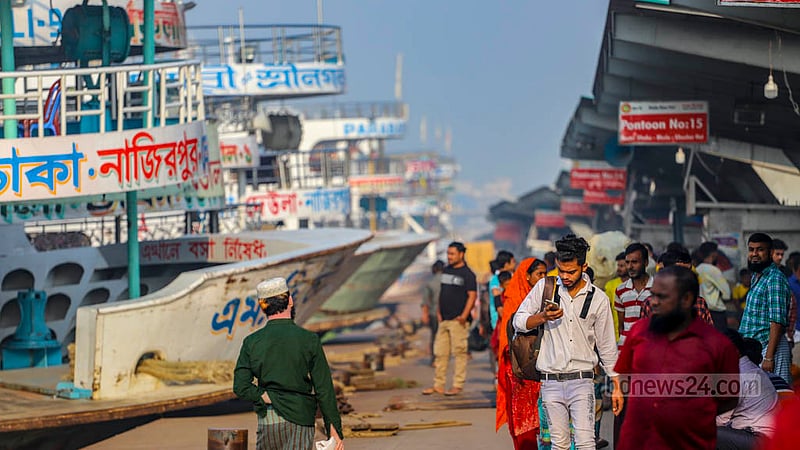বিএনপি-জামায়াতের ডাকা অবরোধে মঙ্গলবার সকালে ঢাকার সদরঘাট থেকে বিভিন্ন গন্তব্যে লঞ্চ ছাড়লেও যাত্রী ছিল কম।&amp;nbsp;ছবি: তাওহীদুজ্জামান তপু