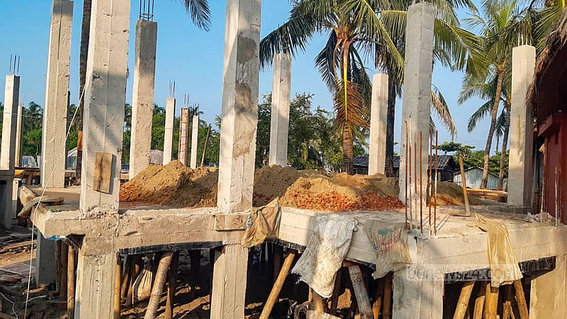 সেন্ট মার্টিন দ্বীপের গলাচিপা মেরিন পার্কের উত্তর পাশে নতুনভাবে গড়ে উঠছে স্থাপনা। নিয়ম মেনে এগুলো তৈরির সুযোগ নেই বলে জানাচ্ছেন সংশ্লিষ্টরা।