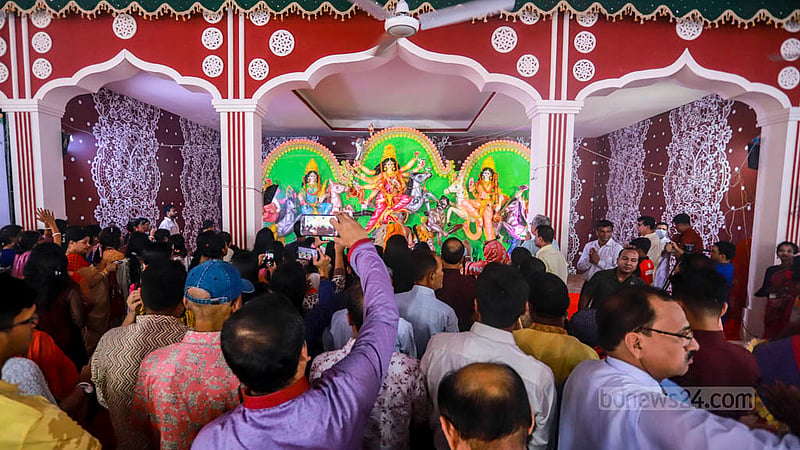 মহাসপ্তমীর সকালে শনিবার ঢাকার রমনা কালী মন্দিরে দেবী দুর্গার সামনে অঞ্জলি প্রদান করেন পূণ্যার্থীরা।&amp;nbsp;ছবি: তাওহীদুজ্জামান তপু
