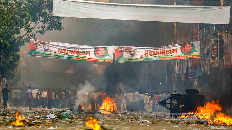 নয়াপল্টনে বিএনপির সমাবেশস্থলে নেতাকর্মীরা সড়কে আগুন ধরিয়ে পুলিশকে বাঁধা দেওয়ার চেষ্টা করে।&amp;nbsp;ছবি: মাহমুদ জামান অভি