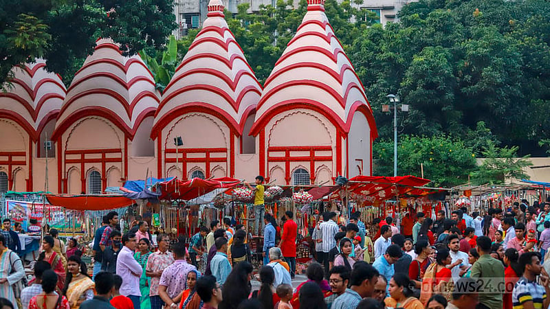 ঢাকার ঢাকেশ্বরী মন্দিরে মহাসপ্তমীর বিকালে  দর্শনার্থীদের ভিড়।&amp;nbsp;ছবি: তাওহীদুজ্জামান তপু