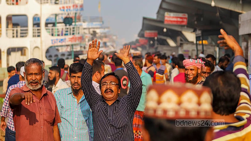 যাত্রীদের আনাগোনা কম, তাই হাঁকডাক করতে হচ্ছিল লঞ্চকর্মীদের। অবরোধের প্রথমদিন মঙ্গলবার ঢাকার সদরঘাট লঞ্চ টার্মিনালে দেখা গেছে এমন চিত্র।&amp;nbsp;ছবি: তাওহীদুজ্জামান তপু
