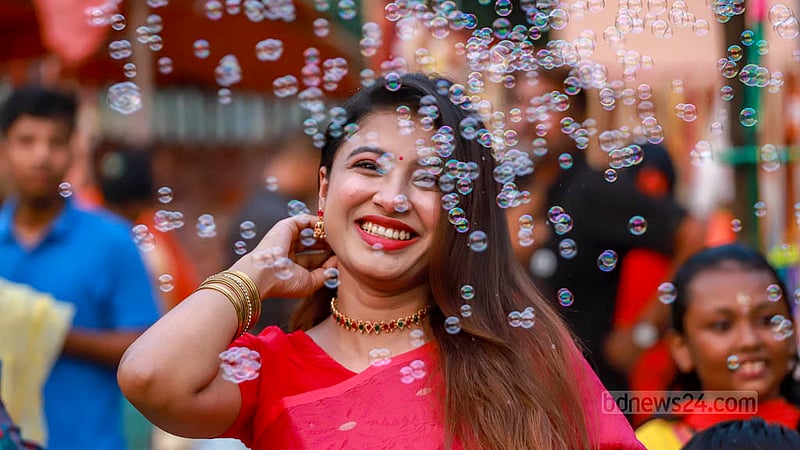 ঢাকেশ্বরী মন্দির প্রাঙ্গণে শনিবার মহাসপ্তমীর বিকালে ছবি তুলছেন অনেকেই।&amp;nbsp;ছবি: তাওহীদুজ্জামান তপু