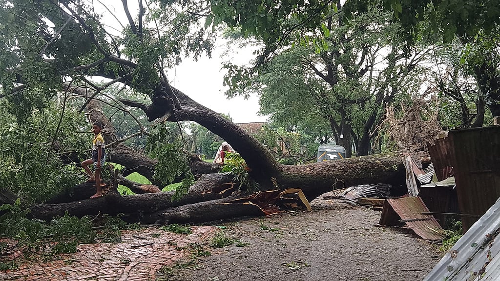 হামুন: চট্টগ্রামে ২ মৃত্যু, বিদ্যুৎ নেই দুই উপজেলায়