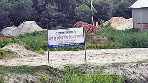 সওজের জলাশয়ে প্রভাবশালীর ফিলিং স্টেশন, মানছেন না কাউকেই