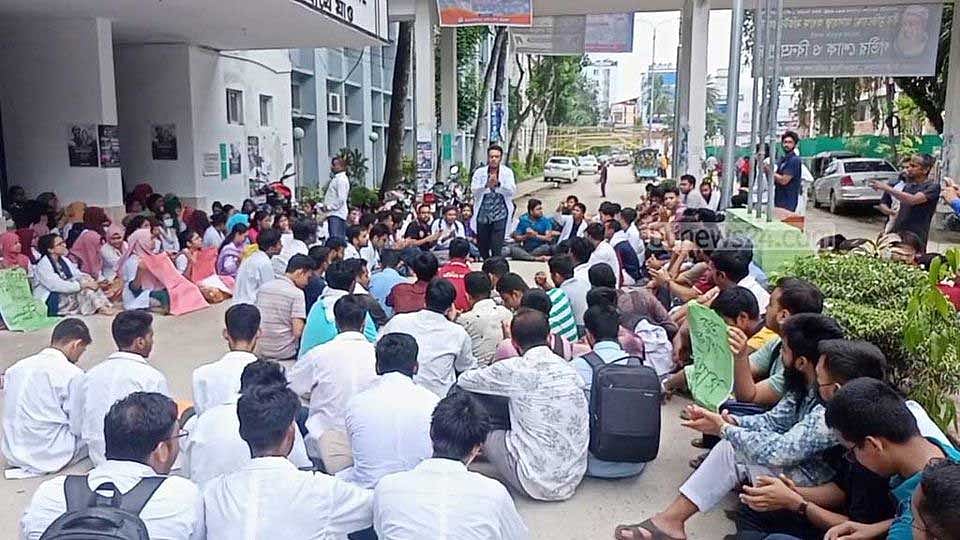 ময়মনসিংহ মেডিকেলে ইন্টার্নদের কর্মবিরতি প্রত্যাহার