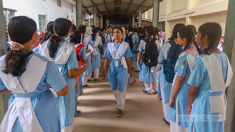 ঢাকার ভিকারুননিসা নূন স্কুল অ্যান্ড কলেজে রোববার জরায়ুমুখ ক্যান্সার প্রতিরোধের টিকা নিতে শিক্ষার্থীদের লাইন।&amp;nbsp;ছবি: তাওহীদুজ্জামান তপু